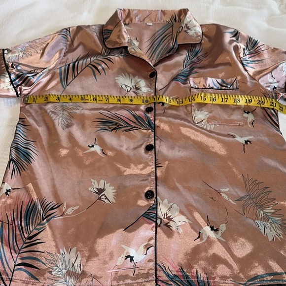 Woman’s Floral Satin Pajama Set  top and shorts size Large Peach color - Picture 9 of 16